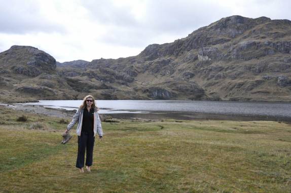 Momento zen, com os pés descalços no confortável solo do Parque Nacional Cajas, na região de Cuenca, no Equador
